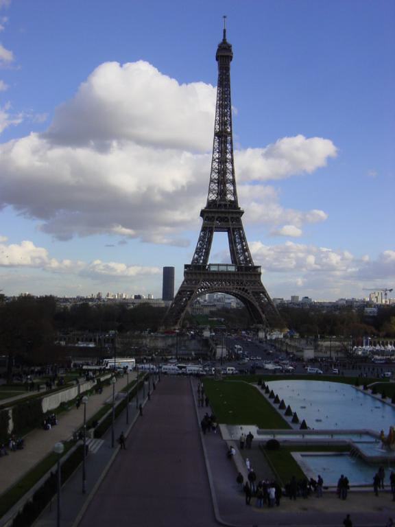 Gruppenhaus-Villejuif-Paris-Eiffelturm1